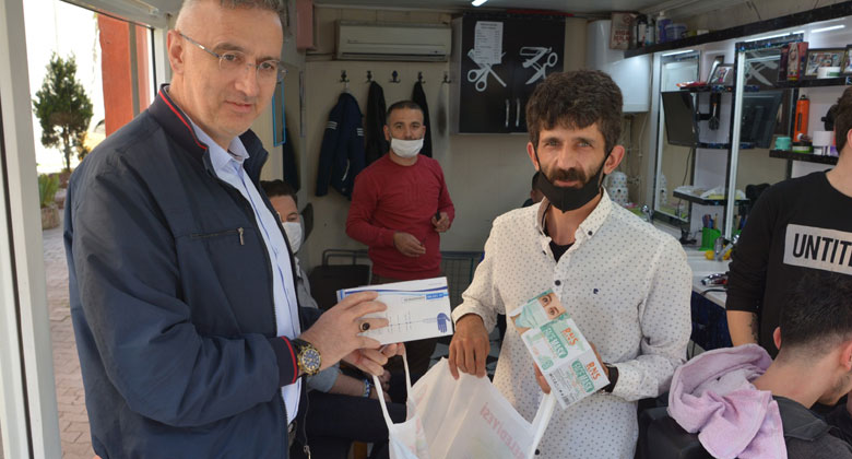 Kovid-19 salgını nedeniyle yaklaşık iki aydır kapalı bulunan berber ve