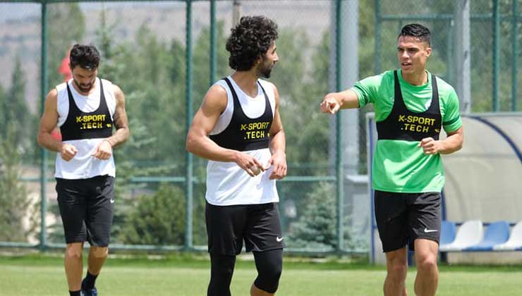 Giresunspor’un Hollandalı futbolcusu Joey Pelupessy, takıma çabuk uyum sağladı. İlk