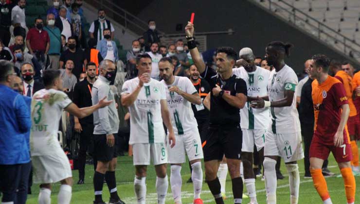 Giresunspor’un Galatasaray ile oynadığı maçta Hüsamettin Tut, inanılmaz hatalar yaptı.