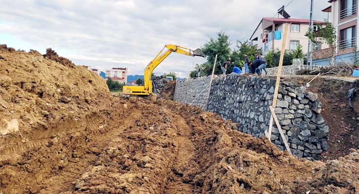 Piraziz Belediyesi yaklaşan kış mevsimi öncesi ilçe genelinde çalışmalarını sürdürüyor.