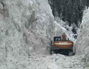 5 metreyi aşan karı yararak köy yolunu ulaşıma açtılar