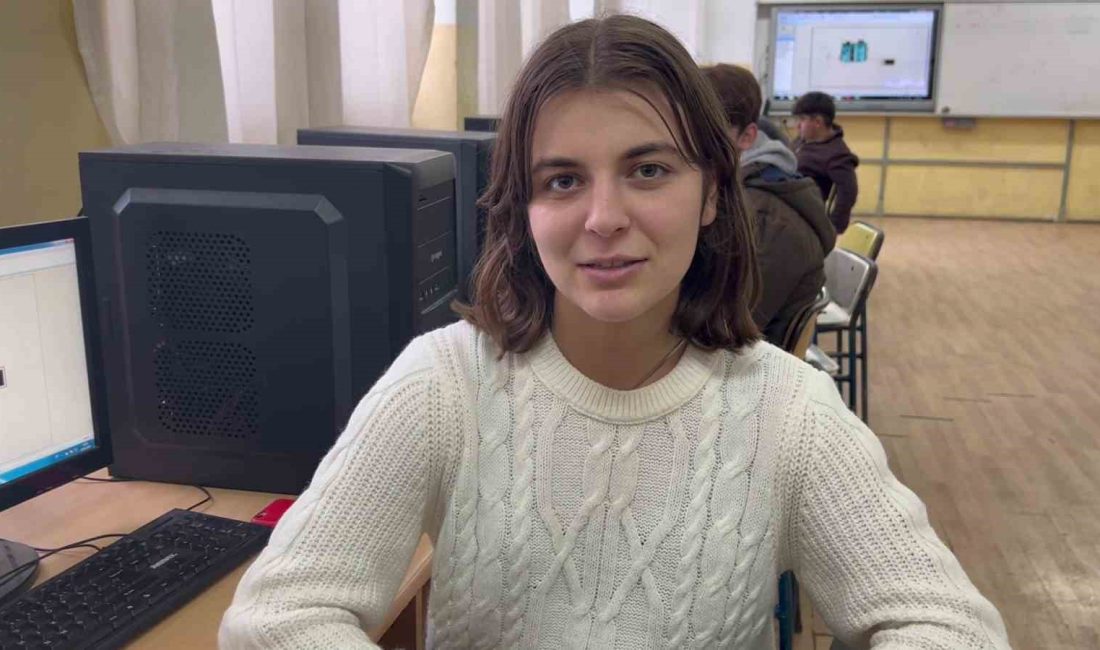 914 Ki̇şi̇li̇k Meslek Li̇sesi̇ni̇n Tek Kız Öğrenci̇si̇ SAMSUN ÇARŞAMBA MESLEKİ VE TEKNİK ANADOLU LİSESİ'NDE 912 ÖĞRENCİ ARASINDA