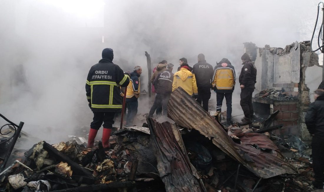 Yanan evde anne kurtuldu, oğlu can verdi Ordu’nun Gölköy ilçesinde çıkan ev yangınında anne kurtarılırken, oğlu hayatını