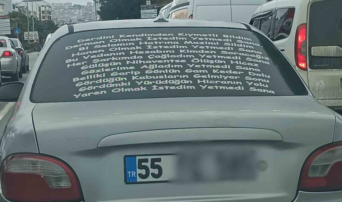 Samsun’da arabaların arkasına yazılan bazı yazılar görenlerin dikkatini çekiyor.