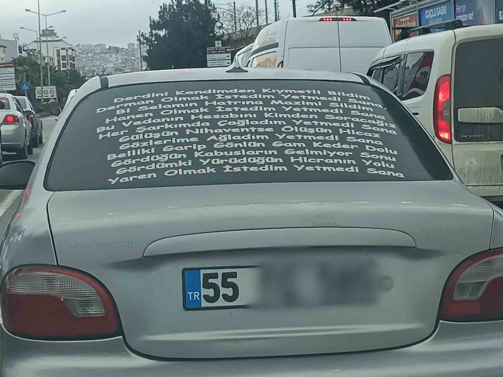 Samsun’da arabaların arkasına yazılan bazı yazılar görenlerin dikkatini çekiyor.