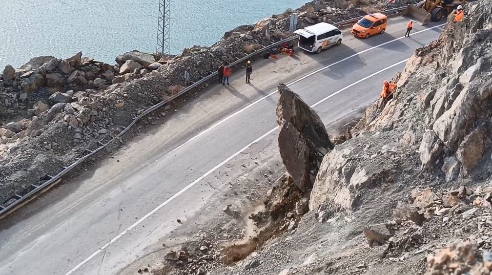 Artvi̇n-Ardahan Karayolunda Heyelanlara Neden Olan Kayalar Temi̇zleni̇yor