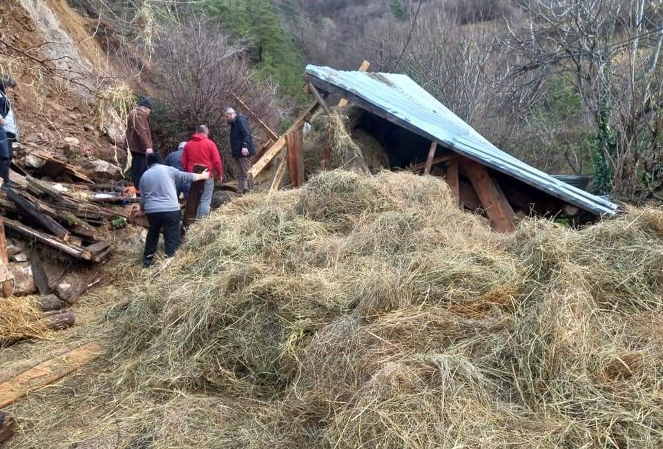 ARTVİN MERKEZE BAĞLI ERENLER KÖYÜNDE TOPRAK KAYMASI SONUCUNDA ÇÖKEN AHIRDA
