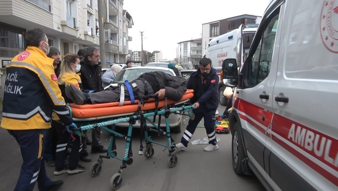 SAMSUN’UN BAFRA İLÇESİNDE OTOMOBİL İLE HAFİF TİCARİ ARAÇ ÇARPIŞTI, KAZADA