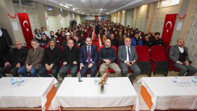 CANİK BELEDİYESİ, İLÇEDE DÜZENLEDİĞİ ‘İNSANA YOLCULUK’ ADLI SÖYLEŞİ PROGRAMIYLA SANATÇI