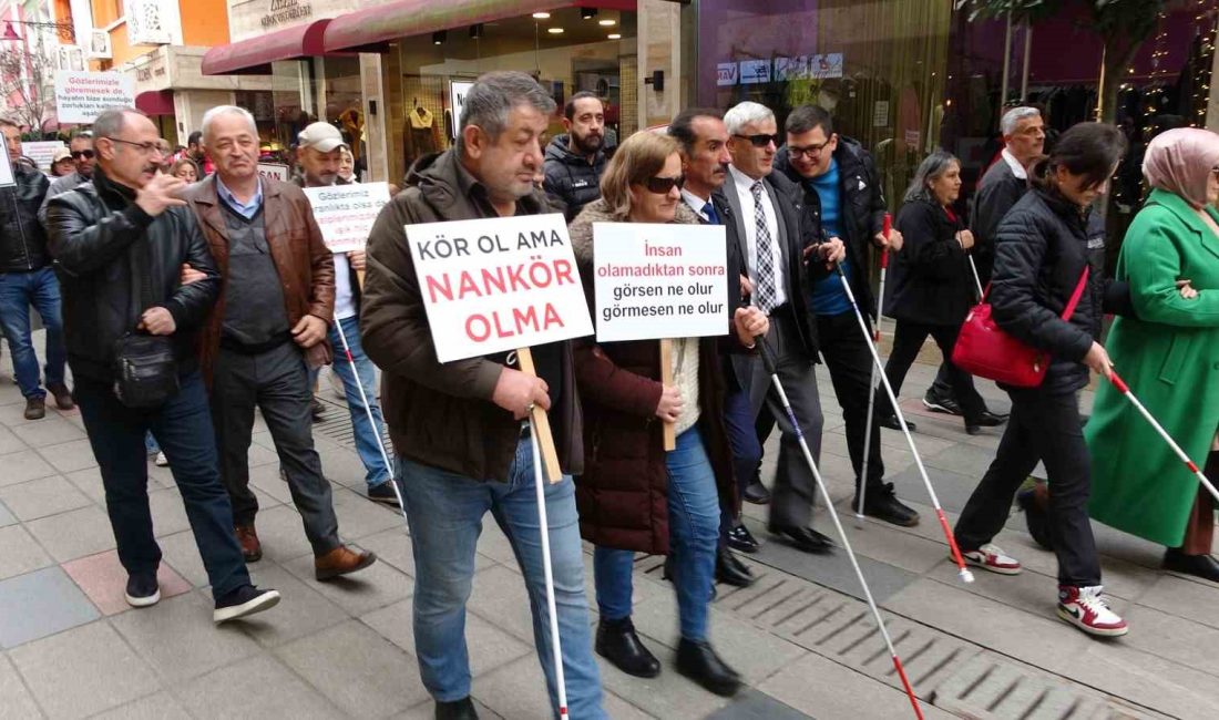 ORDU’DA GÖRME ENGELLİ VATANDAŞLAR, BEYAZ BASTONLARI VE ELLERİNDEKİ PANKARTLAR İLE