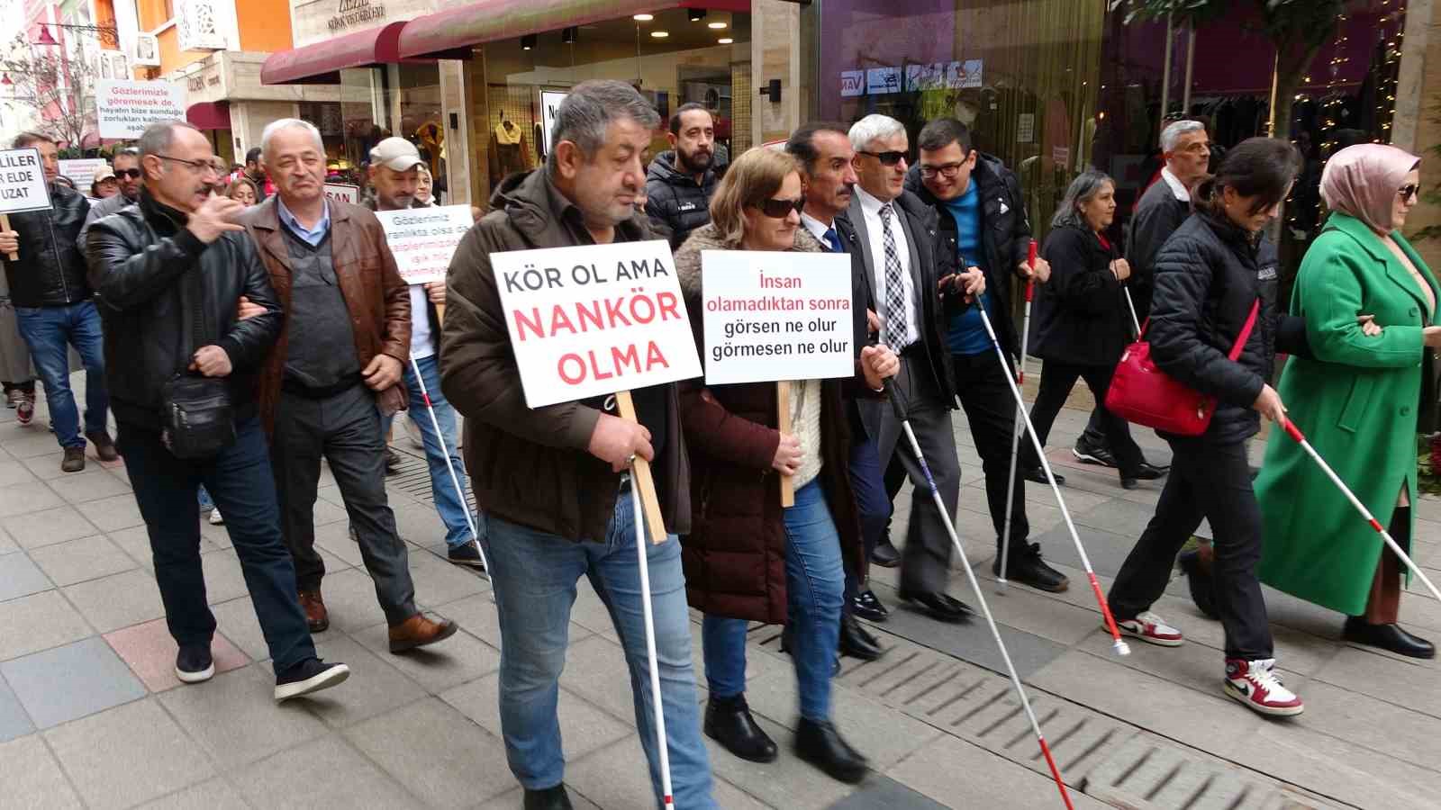 ORDU’DA GÖRME ENGELLİ VATANDAŞLAR, BEYAZ BASTONLARI VE ELLERİNDEKİ PANKARTLAR İLE