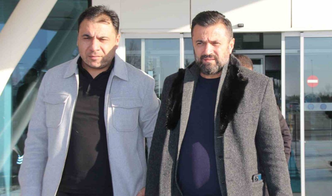 Bülent Uygun Si̇vasa Geldi̇: “Tari̇h Yazmaya Geldi̇k” SİVASSPOR’UN YENİ TEKNİK DİREKTÖRÜ BÜLENT UYGUN, SİVAS’A GELDİ. HAVALİMANI ÇIKIŞINDA