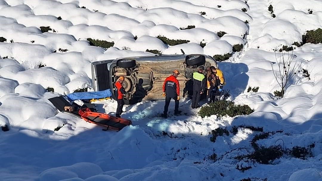 Buzda Kayan Otomobi̇l Çay Bahçesi̇ne Uçtu: 1 Ölü