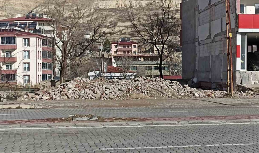GÜRÜN BELEDİYESİ DEPREMİN ARDINDAN HASARLI BİNALARIN YIKILMASIYLA ORTAYA ÇIKAN MOLOZ