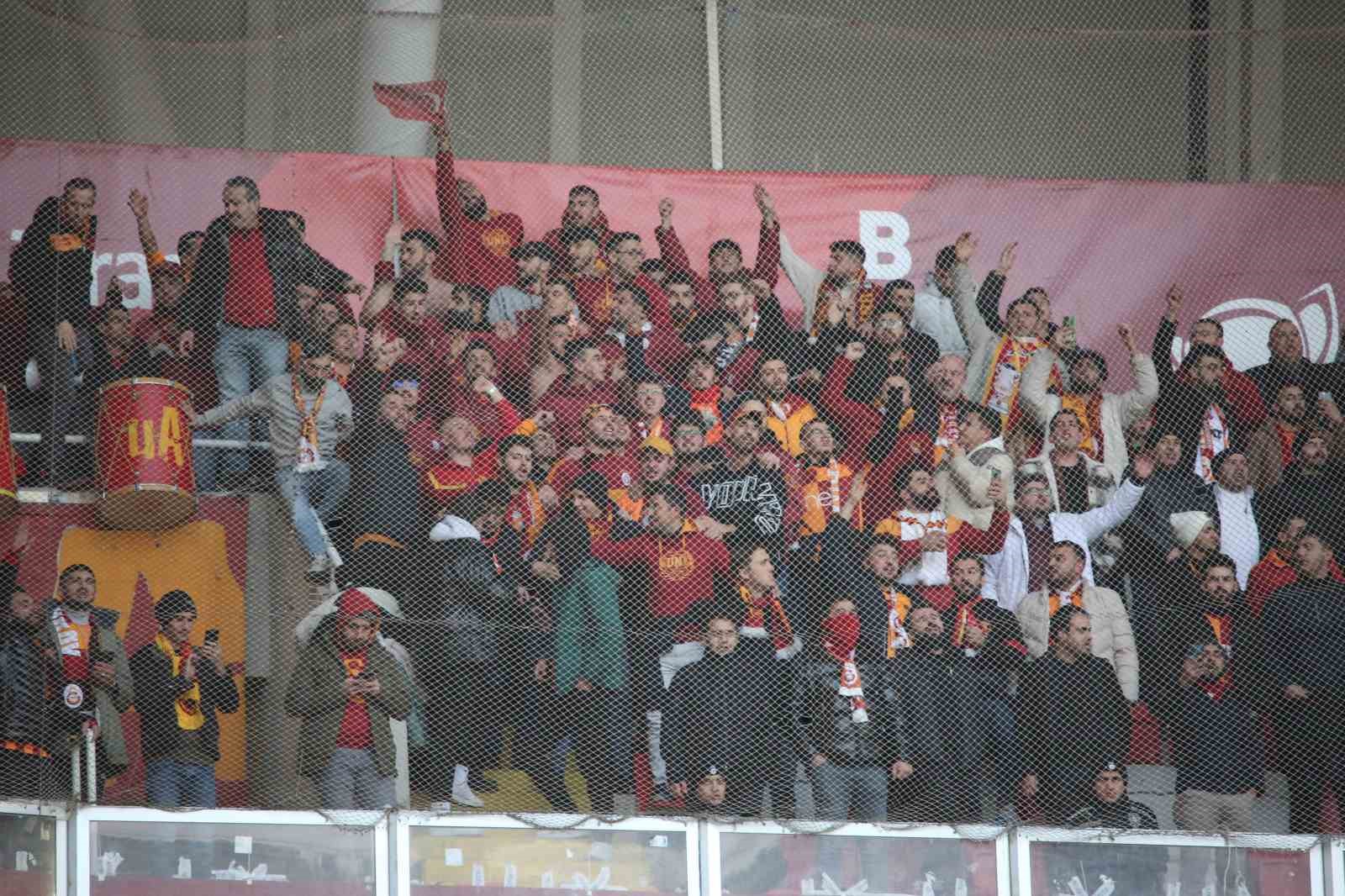GALATASARAY TARAFTARI, SİVASSPOR İLE SİVAS 4 EYLÜL STADYUMU’NDA OYNANAN MAÇTA