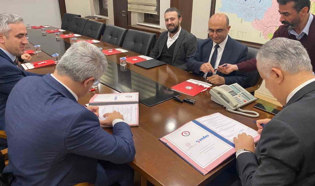 VALİLİK TOPLANTI SALONUNDA DÜZENLENEN İMZA TÖRENİNDE VALİ VEKİLİ ŞEVKET CİNBİR,