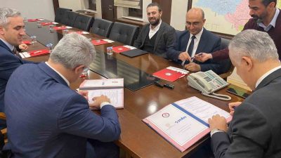 VALİLİK TOPLANTI SALONUNDA DÜZENLENEN İMZA TÖRENİNDE VALİ VEKİLİ ŞEVKET CİNBİR,