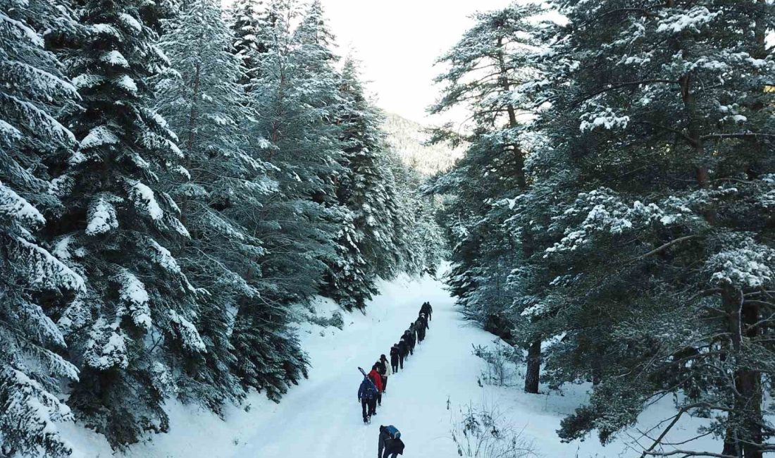 GÜMÜŞHANE’DE DAĞCI VE DOĞASEVERLER DÜZENLEDİKLERİ DOĞA YÜRÜYÜŞÜ ETKİNLİĞİNDE MUHTEŞEM KIŞ