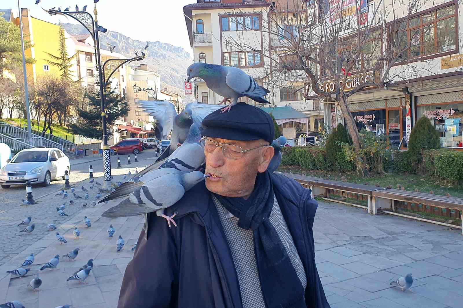 KADİR AY, HER SABAH CEBİNE DOLDURDUĞU LEBLEBİLERİ GÜVERCİNLERE YEDİRİYOR