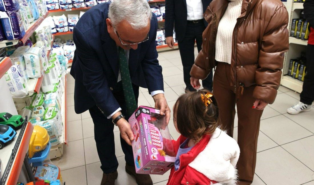 Hayırseverleri̇n Bağışları Mi̇ni̇klere Ulaştırıldı ORDU’DA BÜYÜKŞEHİR BELEDİYE BAŞKANI DR. MEHMET HİLMİ GÜLER OYUNCAK DAĞITTI.