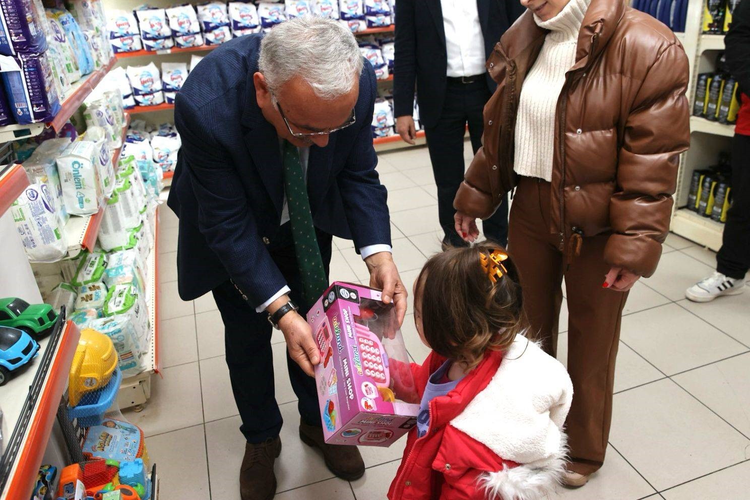 ORDU’DA BÜYÜKŞEHİR BELEDİYE BAŞKANI DR. MEHMET HİLMİ GÜLER OYUNCAK DAĞITTI.