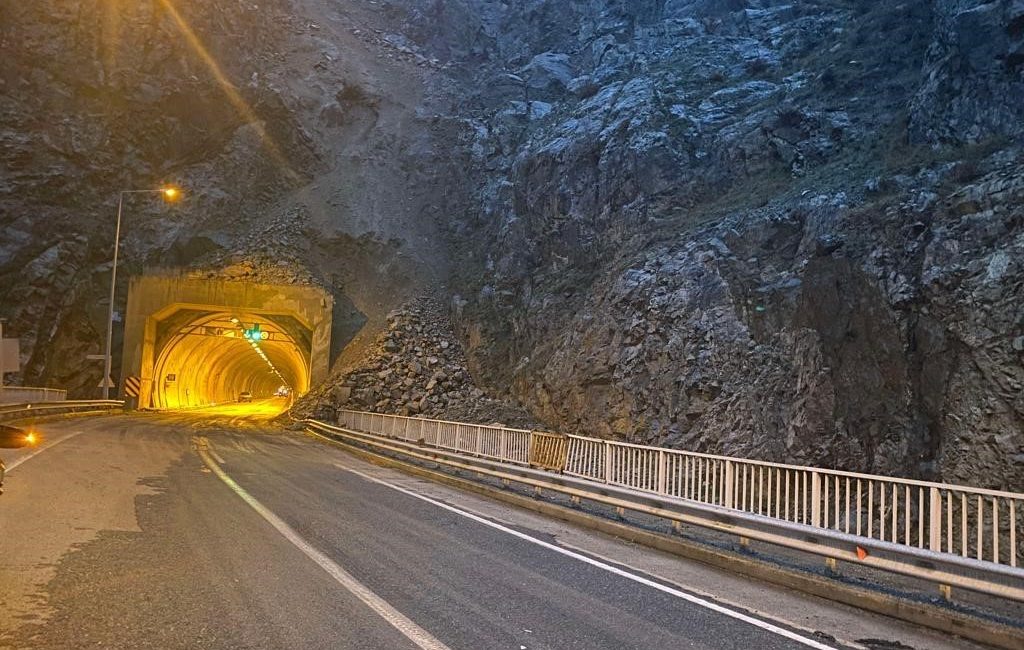 ARTVİN’DE HEYELAN NEDENİYLE KAPANAN ARTVİN-ERZURUM VE ARTVİN-ARDAHAN DEVLET KARAYOLU, EKİPLERİN