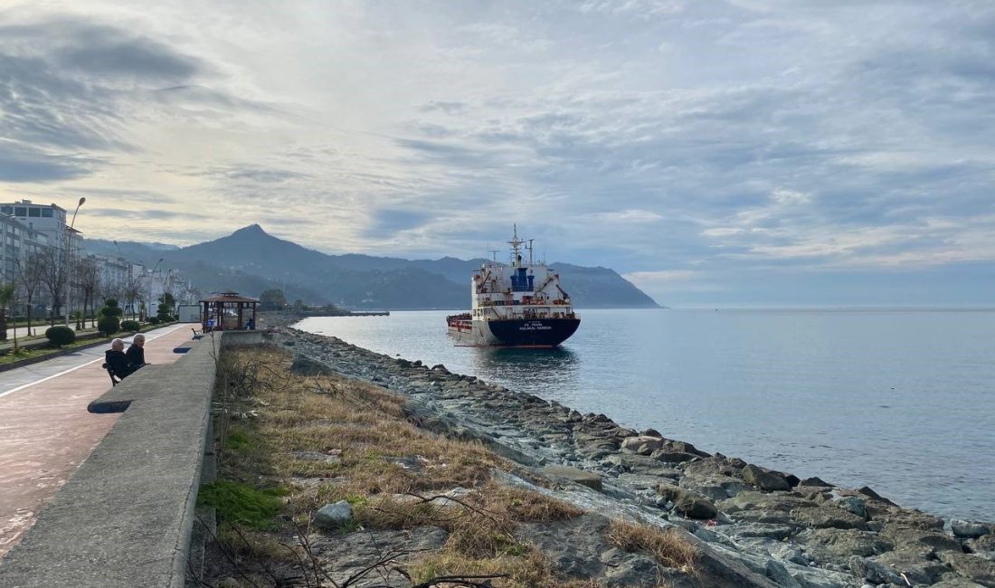 Hopa Sahi̇li̇nde Karaya Oturan Gemi̇ni̇n Onarım Çalışması 40 Gündür Sürüyor ARTVİN’İN HOPA İLÇESİ AÇIKLARINDA 27 KASIM GÜNÜ YAŞANAN FIRTINA NEDENİYLE