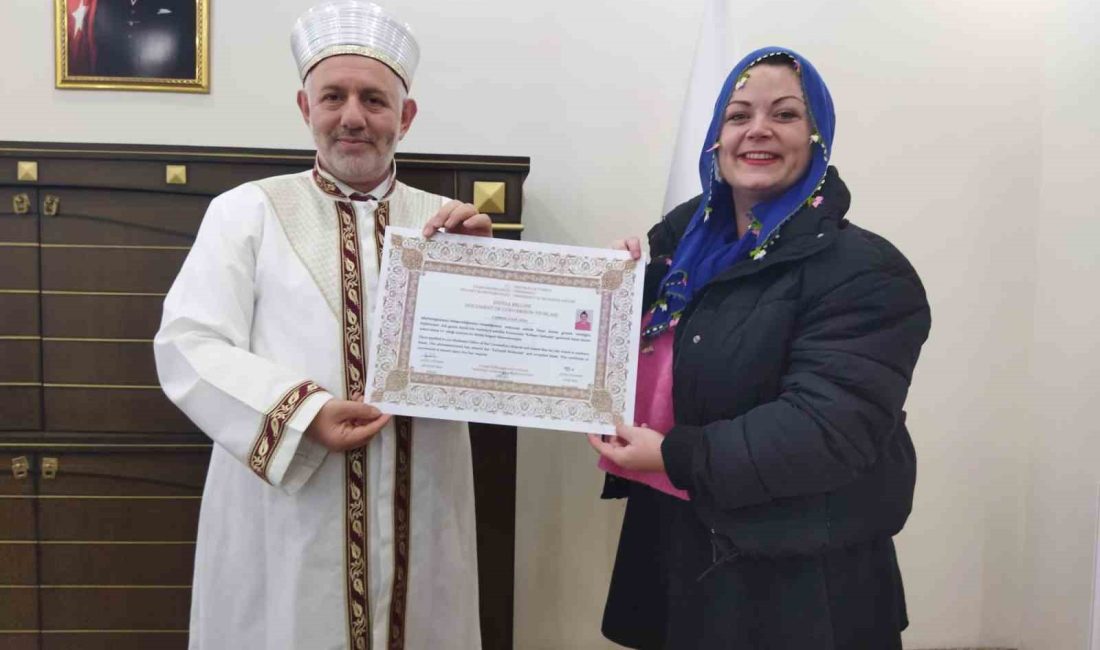 İHTİDA MERASİMİ SONUNDA İLÇE MÜFTÜSÜ AZİZ BUL KENDİSİNE ‘İHTİDA BELGESİ’