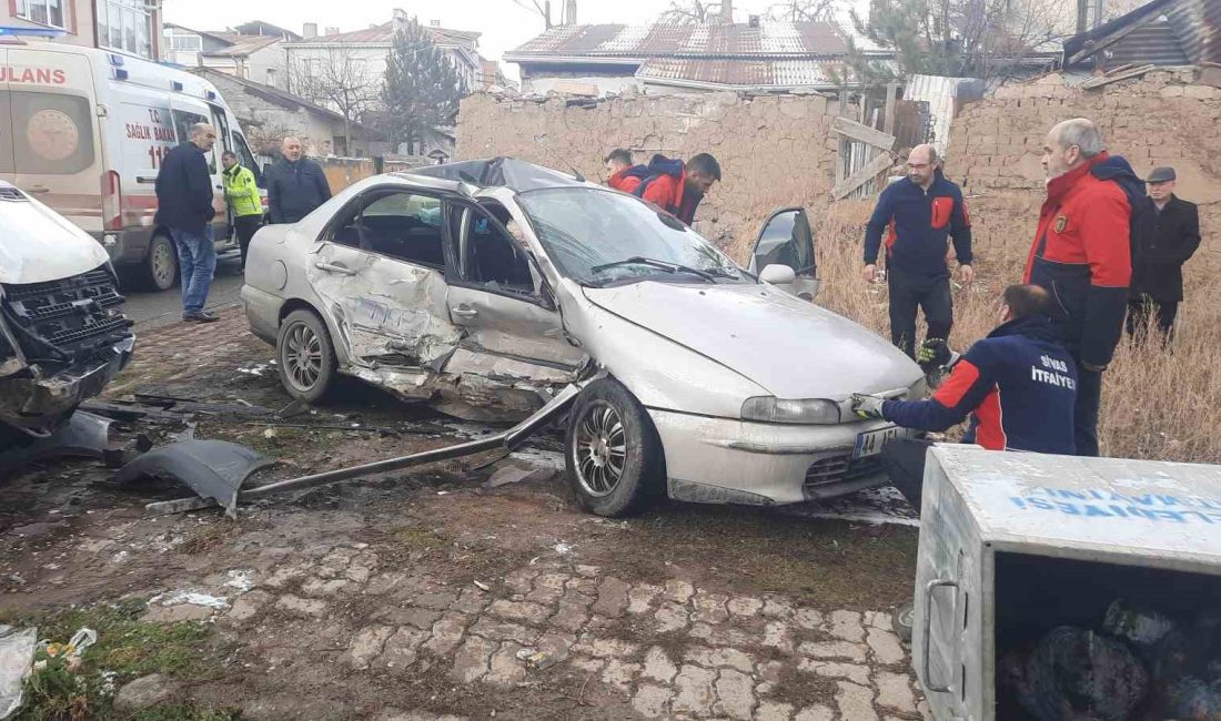 SİVAS’TA BİR KARGO ŞİRKETİNE AİT KARGO MİNİBÜSÜ İLE OTOMOBİL ÇARPIŞTI,