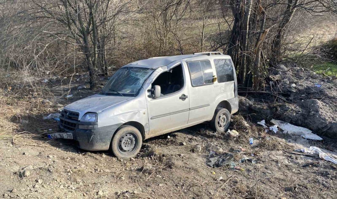 Kavakta Trafi̇k Kazası: 2 Yaralı SAMSUN'UN KAVAK İLÇESİNDE LASTİĞİNİN PATLAMASI ÜZERİNE YOLDAN ÇIKAN ARAÇ ŞARAMPOLE