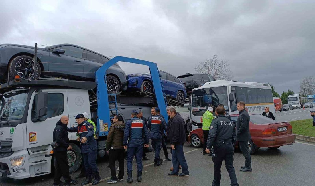 SAMSUN'DA SIFIR ARAÇ YÜKLÜ TIRIN ORTA ŞERİTTEN KAVŞAĞA DÖNEREK ANAOKULU