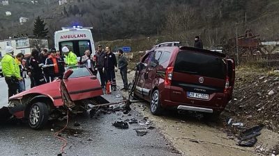 Giresun’da otomobilin ikiye bölündüğü trafik kazasında 5 kişi yaralandı.
