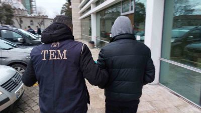 KİMLİĞİNİ FETÖ'CÜ AKRABASI YURT DIŞINA KAÇARKEN KULLANDIĞI İÇİN GÖZALTINA ALINAN