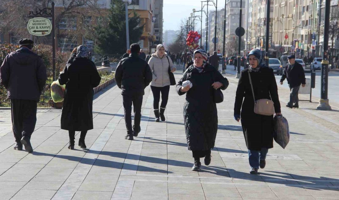 “Kısaltmalar Ve Sık Kullanılan Emoji̇ler Di̇li̇mi̇zi̇ Ki̇rleti̇yor” SOSYAL MEDYANIN YAYGINLAŞMASIYLA BERABER TÜRKÇEYE YENİ KELİMELERLE BİRLİKTE YENİ ANLATIM