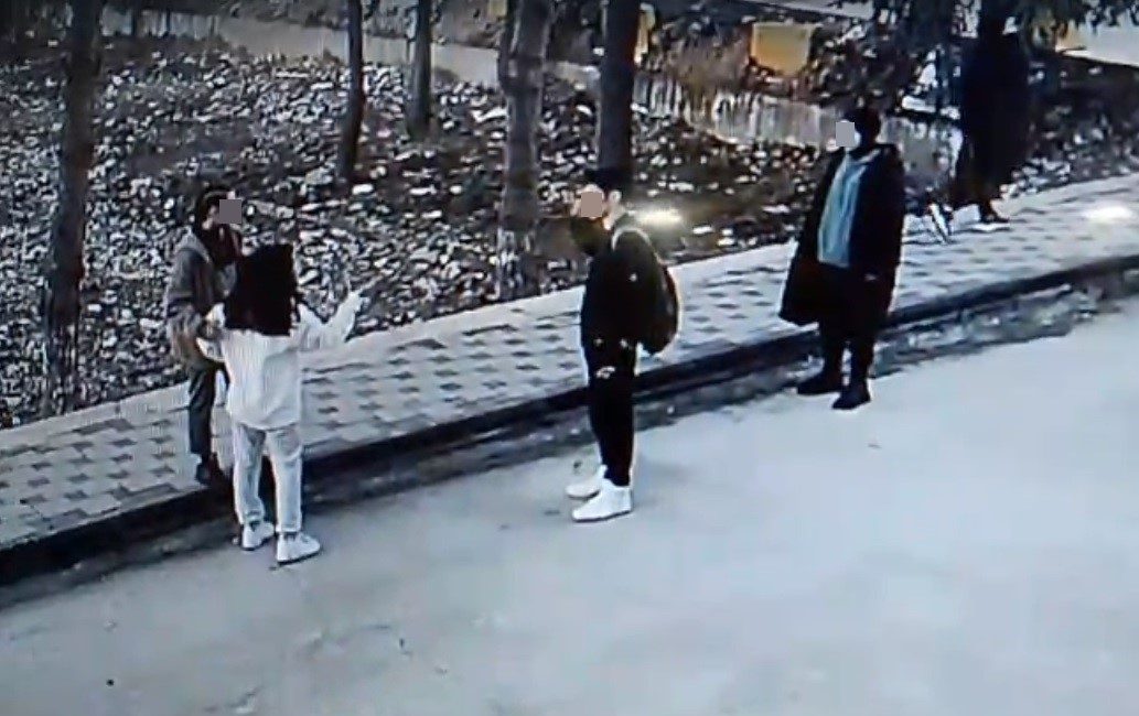 Kız Arkadaşıyla Tartışan Li̇se Öğrenci̇si̇ İnti̇har Gi̇ri̇şi̇mi̇nde Bulundu TRABZON’UN YOMRA İLÇESİNDE KIZ ARKADAŞIYLA TARTIŞAN LİSE ÖĞRENCİ TABANCA İLE