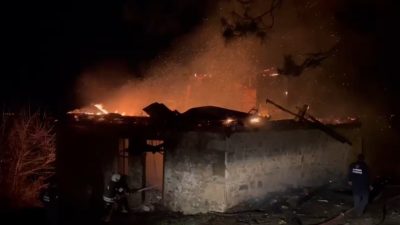 SAMSUN’UN ALAÇAM İLÇESİNDE YANGIN ÇIKAN METRUK BİNADA BÜYÜK ÇAPTA MADDİ