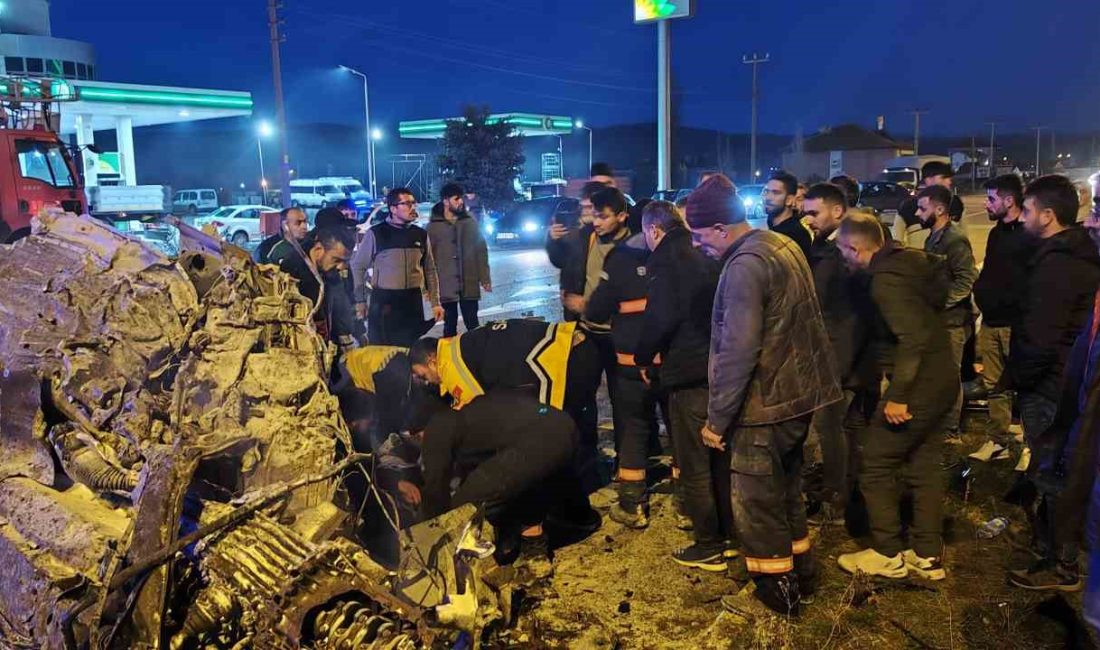 SİVAS’IN ŞARKIŞLA İLÇESİNDE MEYDANA GELEN TRAFİK REFÜJE ÇARPAN ARAÇ ÖNCE