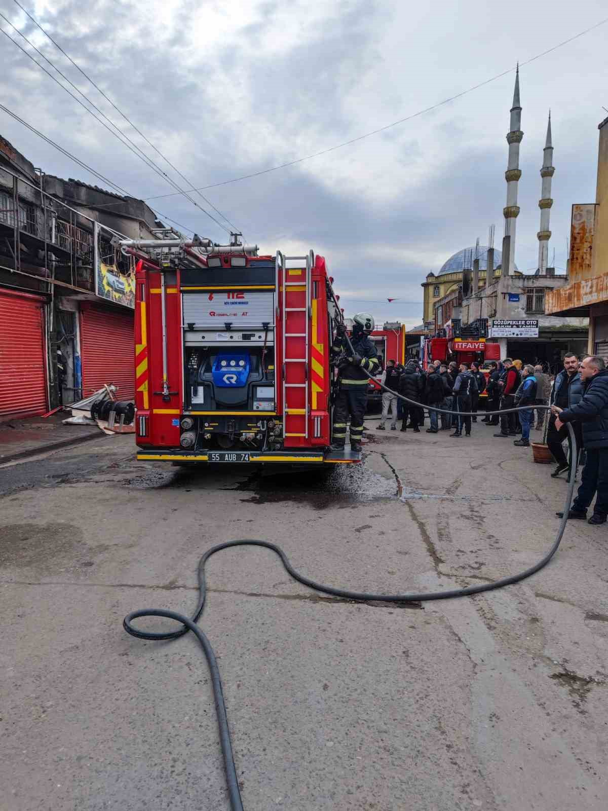 SAMSUN'DA SANAYİ SİTESİNDE BULUNAN OTO YEDEK PARÇA DÜKKANINDA YANGIN MEYDANA