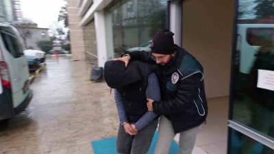 SAMSUN'DA E.Y.,  YOLCU OTOBÜSÜNDE KOLTUK ARASINA SAKLANAN UYUŞTURUCUYU ALIRKEN