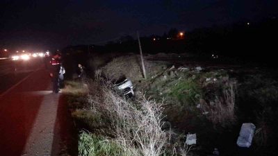 SAMSUN'UN ALAÇAM İLÇESİNDE DİREKSİYON HAKİMİYETİNİ KAYBEDEN OTOMOBİL SÜRÜCÜSÜ KANALA UÇTU.