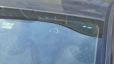 SAMSUN'UN BAFRA İLÇESİNDE, PARK HALİNDEKİ OTOMOBİLİN CAMINA YORGUN MERMİ İSABET