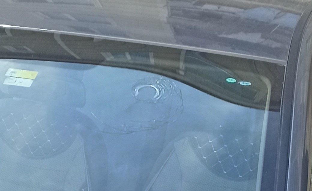 SAMSUN'UN BAFRA İLÇESİNDE, PARK HALİNDEKİ OTOMOBİLİN CAMINA YORGUN MERMİ İSABET