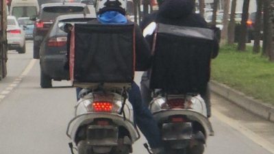 AYNI ŞERİDİ KULLANARAK YAN YANA MOTOSİKLET KULLANAN KURYELER