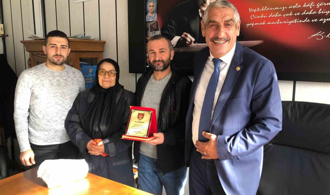 RİZE’NİN PAZAR İLÇESİNDE KULLANDI MİNİBÜSTE İÇERİSİNDE İLAÇ POŞETİ VE BİR