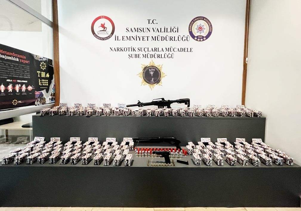 SAMSUN'DA 25 BİN 357 ADET SENTETİK ECZA, TABANCA VE TÜFEKLE