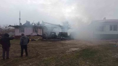 LADİK İLÇESİ TATLICAK MAHALLESİ'NDE BAHRİ AKDEMİR'E AİT EVDE YANGIN ÇIKTI.