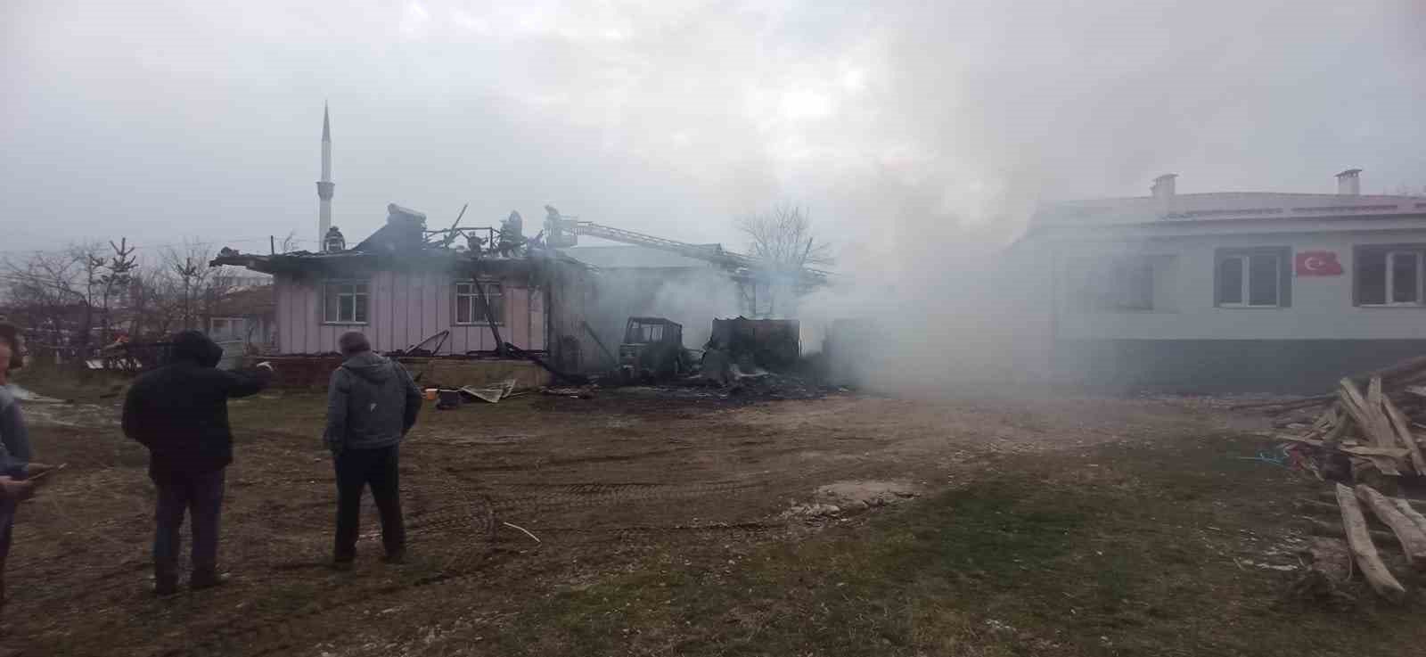 LADİK İLÇESİ TATLICAK MAHALLESİ'NDE BAHRİ AKDEMİR'E AİT EVDE YANGIN ÇIKTI.