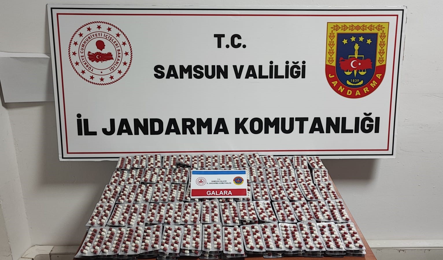 Samsunda Jandarma 2 Bi̇n 872 Adet Senteti̇k Ecza Ele Geçi̇rdi̇