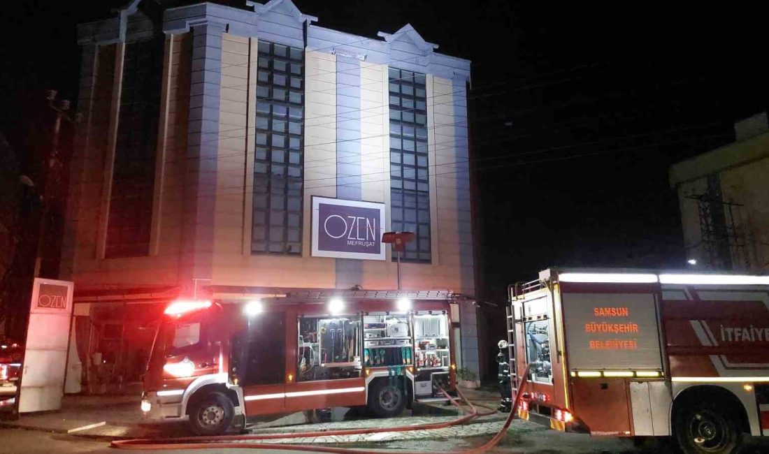 SAMSUN'DA SANAYİ SİTESİNDEKİ 4 KATLI MEFRUŞAT MAĞAZASININ ÇATISINDA YANGIN ÇIKTI.