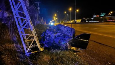 SAMSUN'UN KAVAK İLÇESİNDE OTOMOBİLİN ELEKTRİK DİREĞİNE ÇARPTIĞI KAZADA 1 KİŞİ